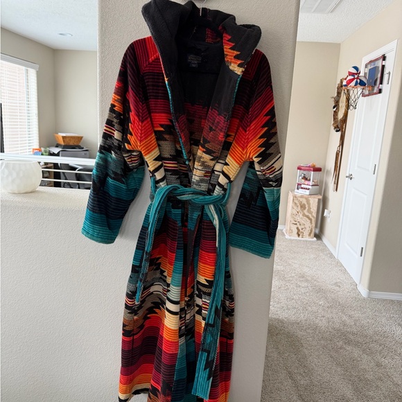 Pendleton Black and Red Patterned Robe - Picture 1 of 4